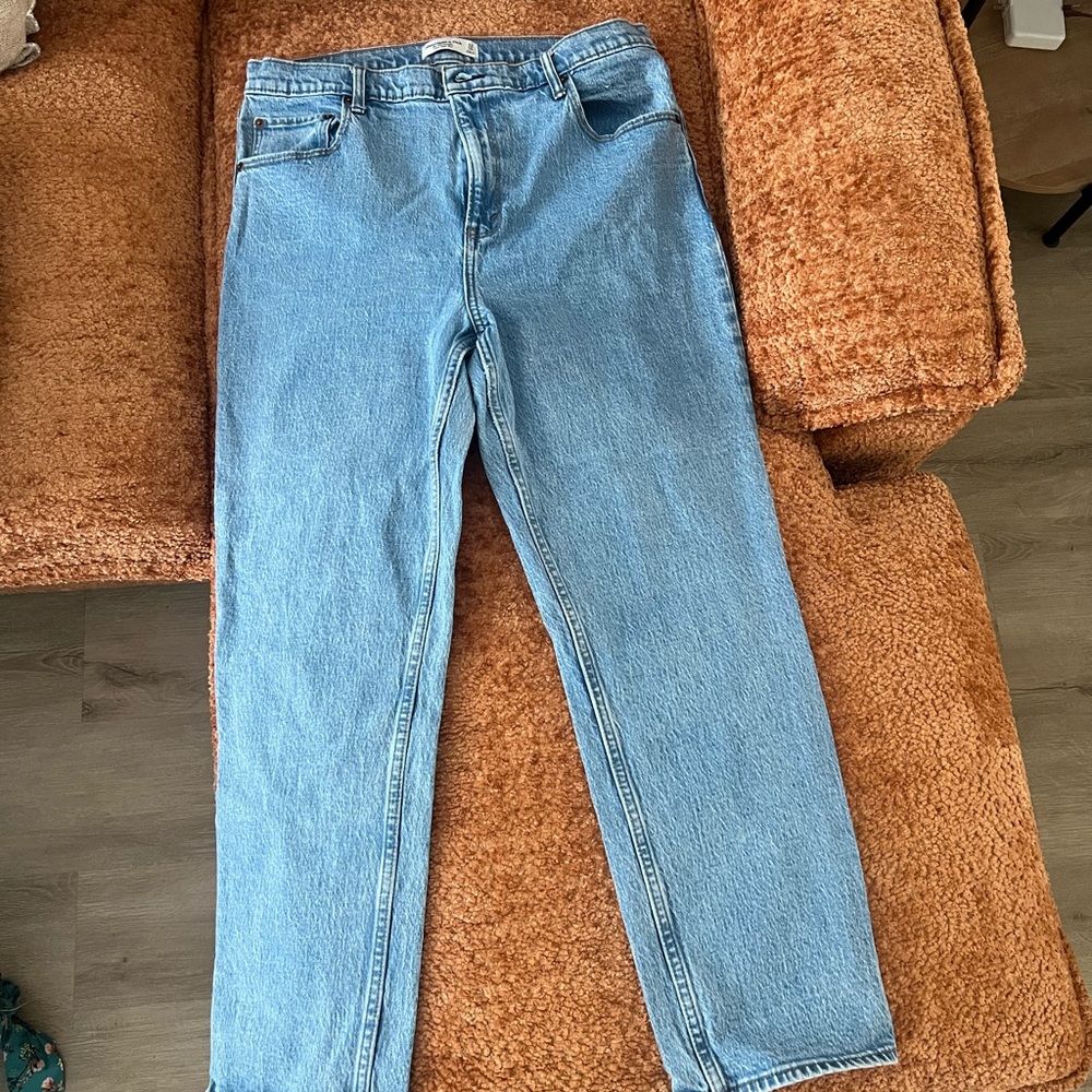 Abercrombie Ultra High Rise 90s Straight Jean Color: MEDIUM Size: MEDIUM 33S